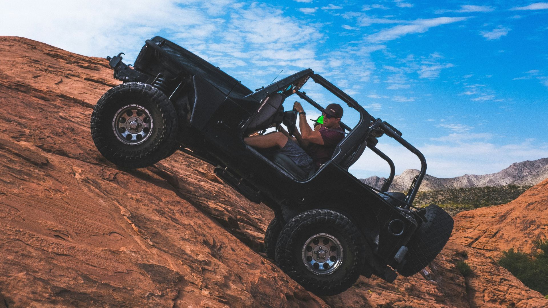 Jeep zweisitzer crawlt auf einen Berg hoch